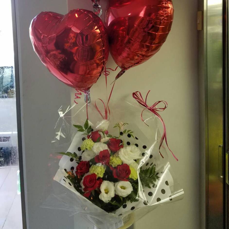 バルーン3付きのフラワーアレンジ