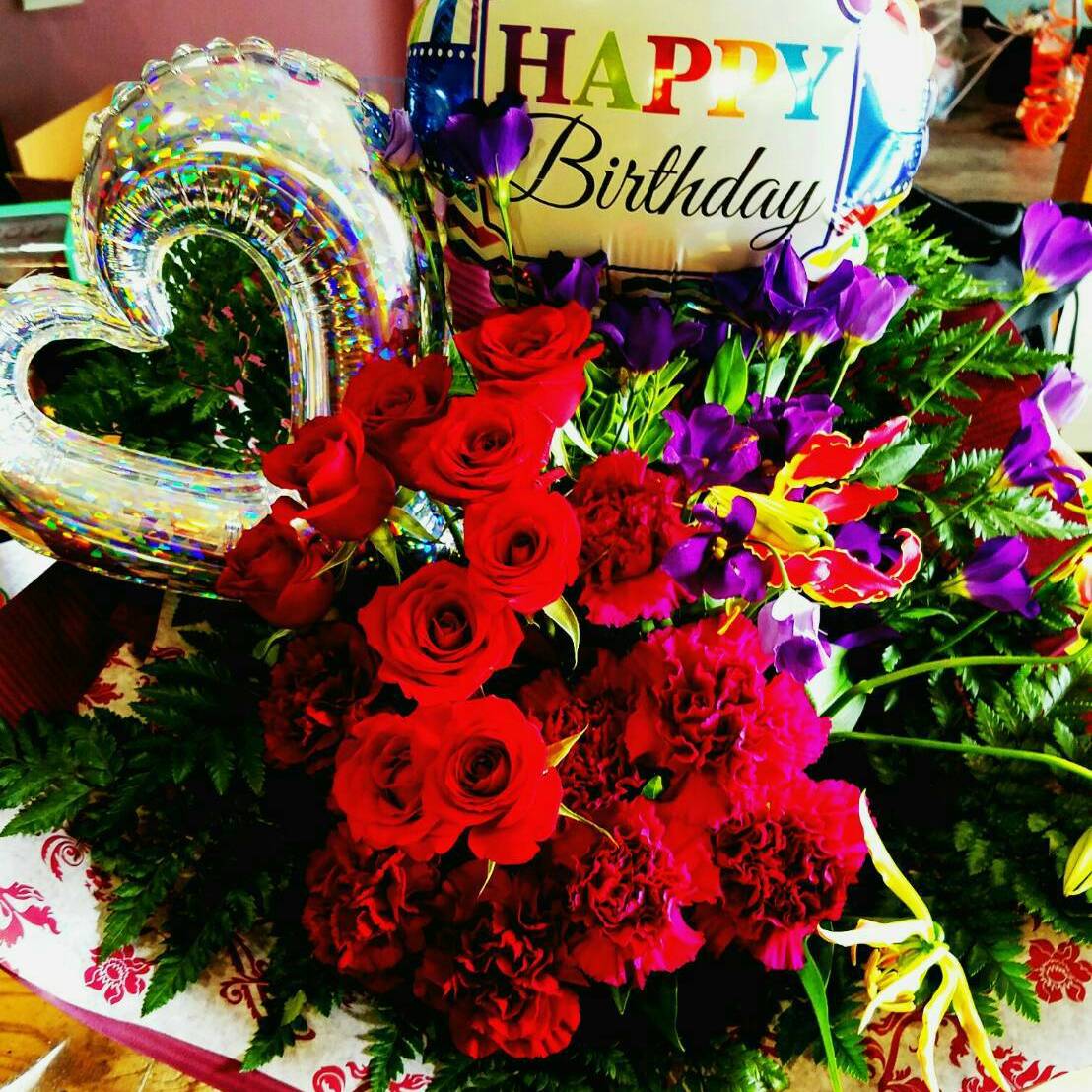 赤バラとバルーンのバースデイアレンジ