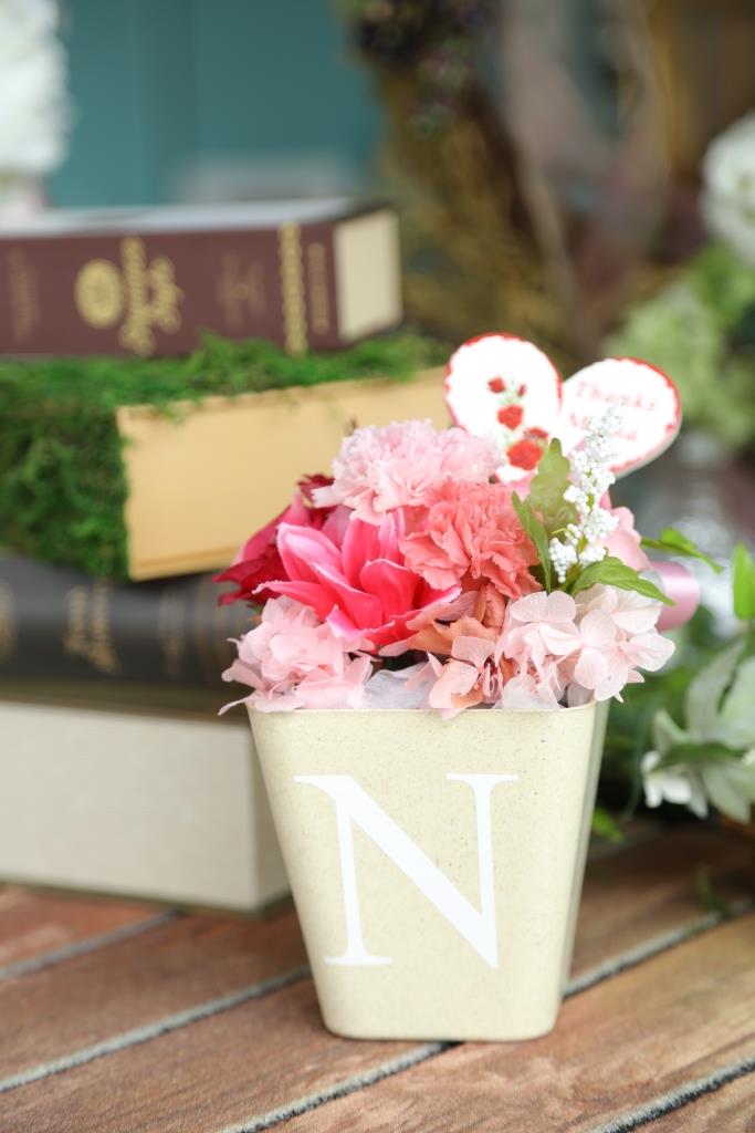 イニシャルケース入りフラワーアレンジ